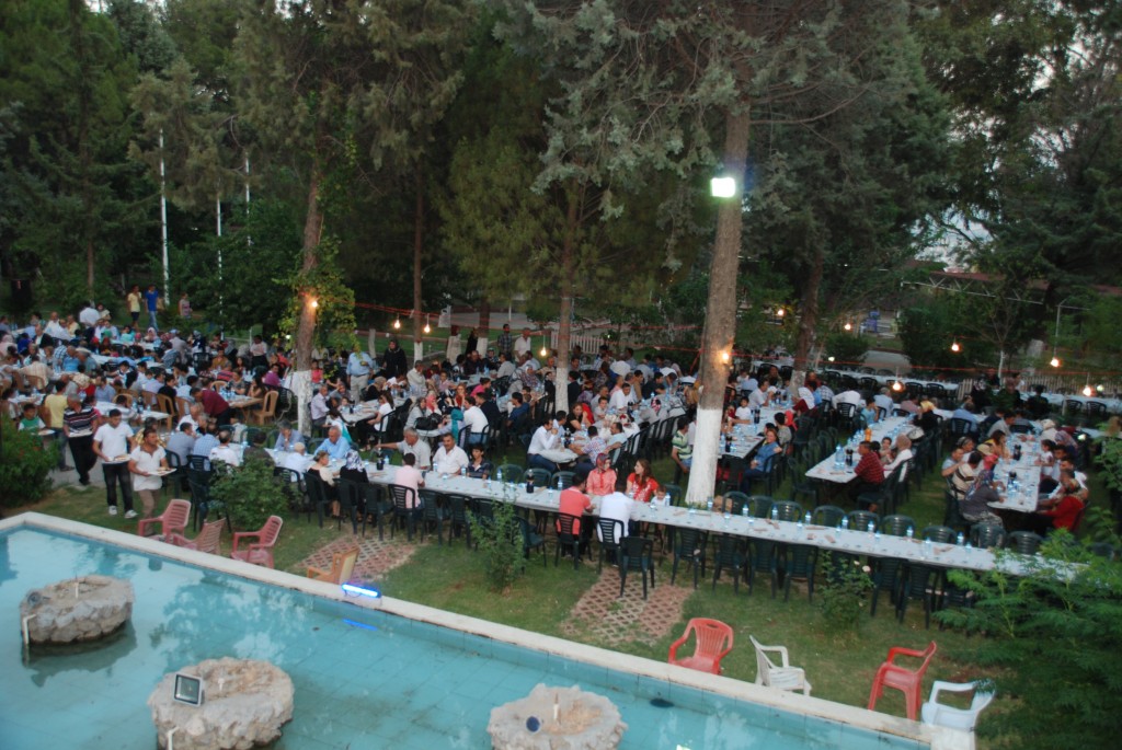 AYHAN YAVUZ BELEDİYE PERSONELLERİ VE AİLELERİNE İFTAR YEMEĞİ VERDİ