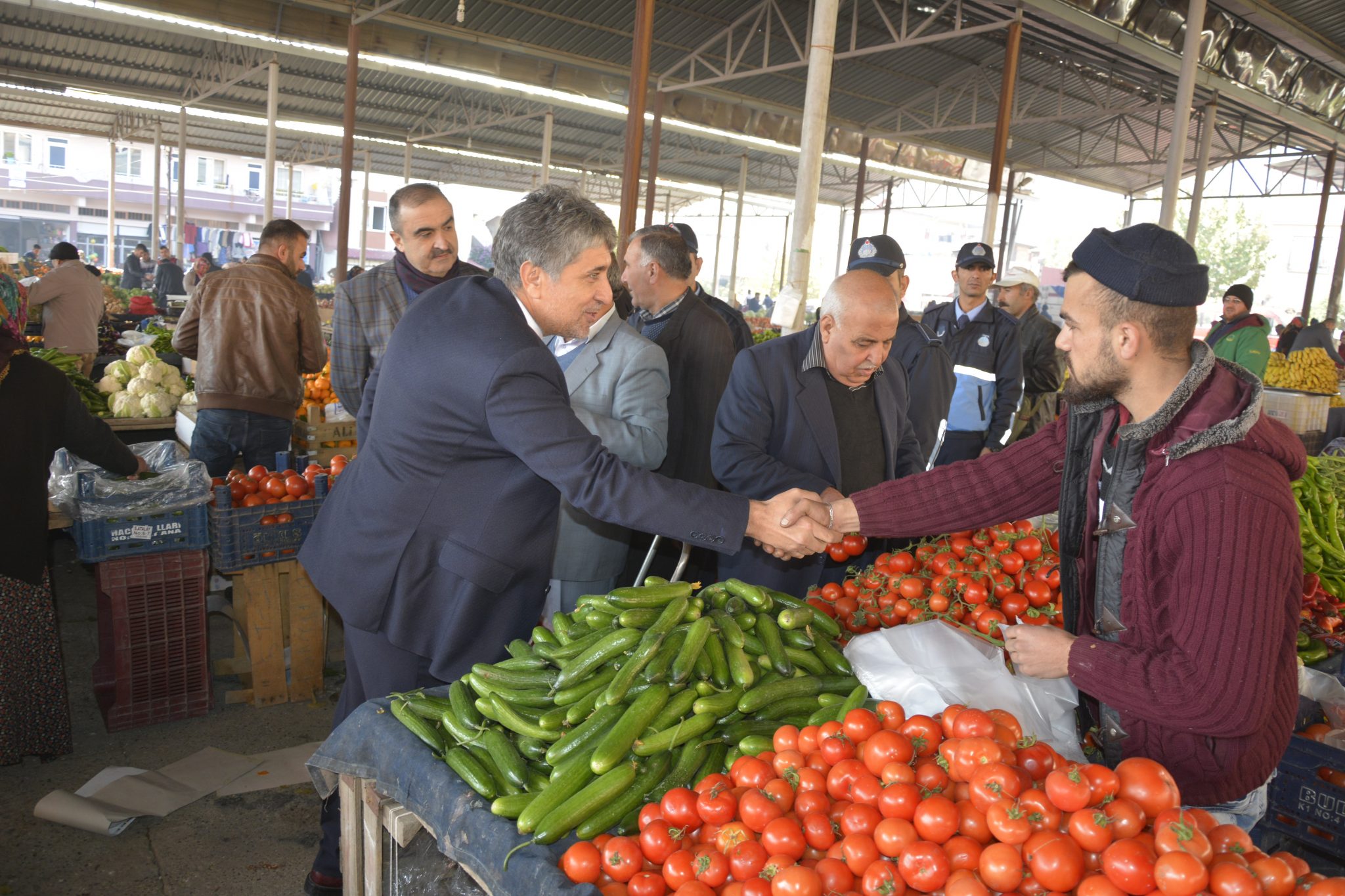BAŞKAN YAVUZ, PAZAR ESNAFINI VE VATANDAŞLARIN SORUNLARINI DİNLEDİ