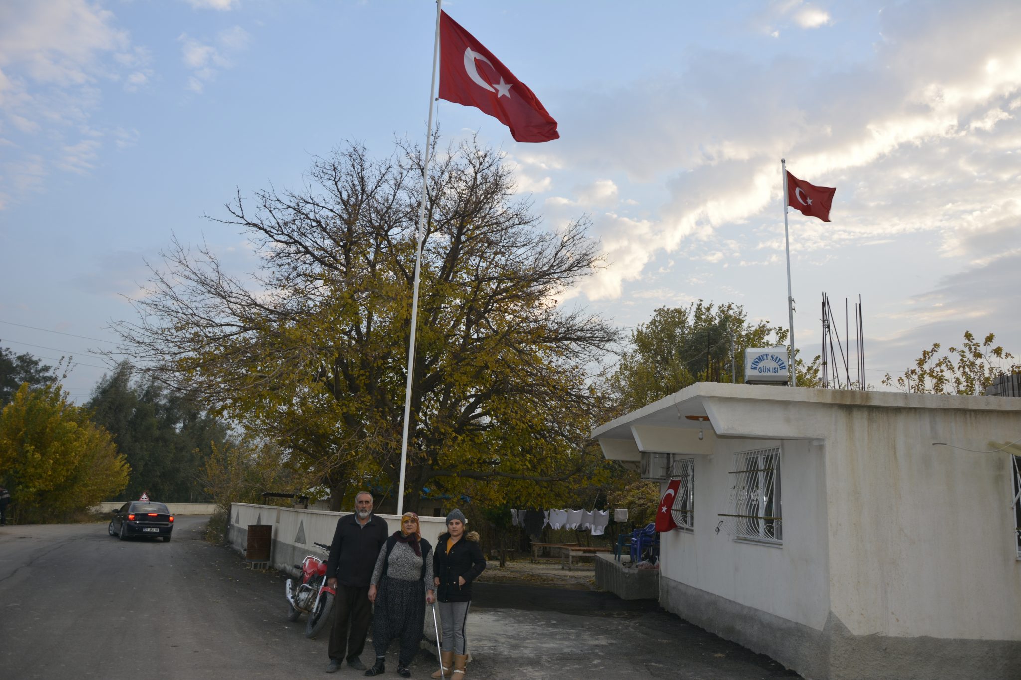 ŞEHİT ÖMER KÜÇÜK’ÜN EVİNE TÜRK BAYRAĞI ASILDI