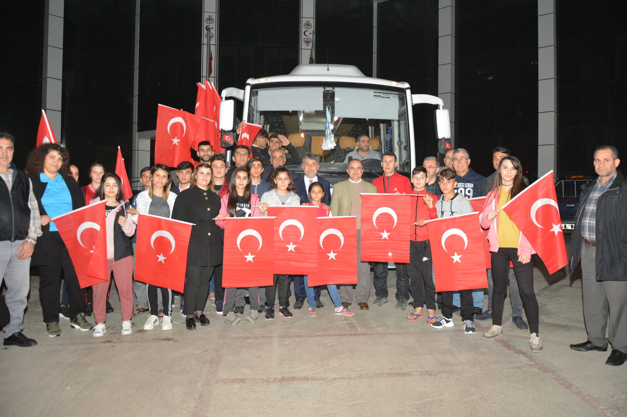 BAŞKAN YAVUZ KARATE SPORCULARINI MİLLİ TAKIM SEÇMELERİNE DUALARLA UĞURLADI