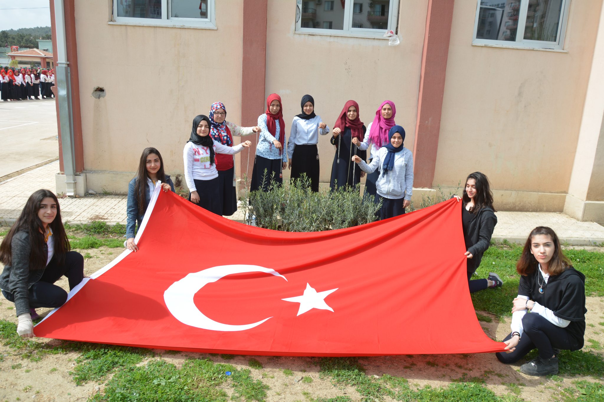 KIRIKHAN’DA İMAM – HATİPLİ ÖĞRENCİLERDEN ŞEHİTLERİMİZE UNUTULMAZ VEFA