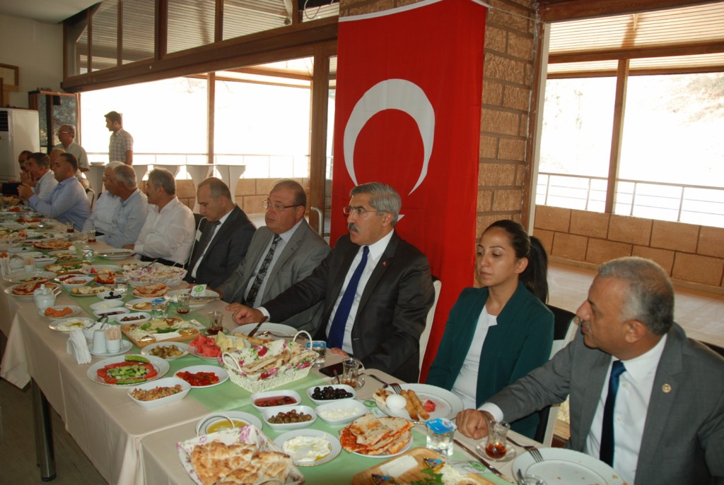 BELEDİYE BAŞKANI AYHAN YAVUZ KIRIKHAN, HASSA VE REYHANLI BÖLGELERİNDEKİ KARAYOLU SORUNLARININ ELE ALINDIĞI TOPLANTIYA EV SAHİPLİĞİ YAPTI