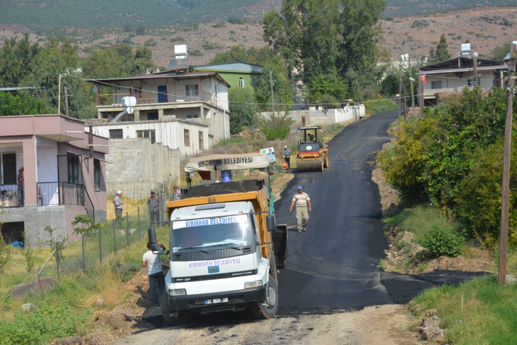 KIRIKHAN BELEDİYESİ İLÇE GENELİNDE KİLİT TAŞI VE ASFALTLAMA ÇALIŞMALARINA ARALIKSIZ OLARAK DEVAM EDİYOR.
