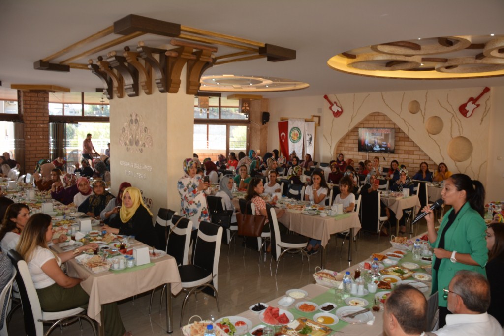 AK KADINLAR KIRIKHAN’DA BİRLİK BERABERLİK TOPLANTISI YAPTI