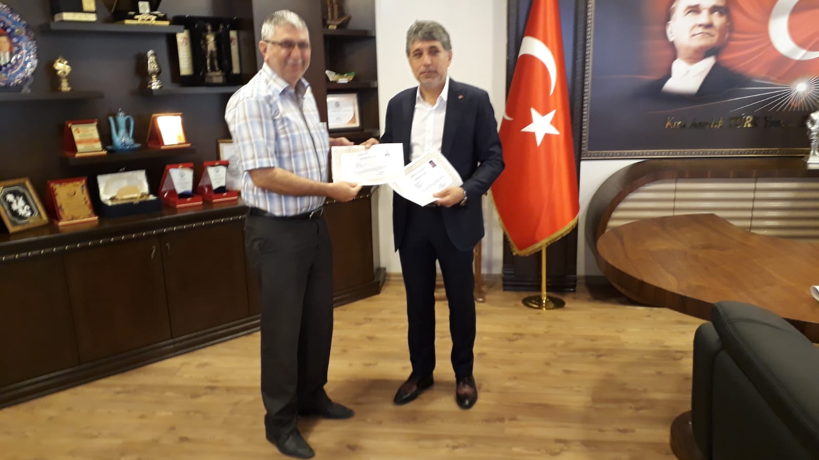 KAYMAKAM ERKAYIRAN’DAN, KIRIKHAN BELEDİYESİ BİRİM MÜDÜRLERİNE BAŞARI BELGESİ