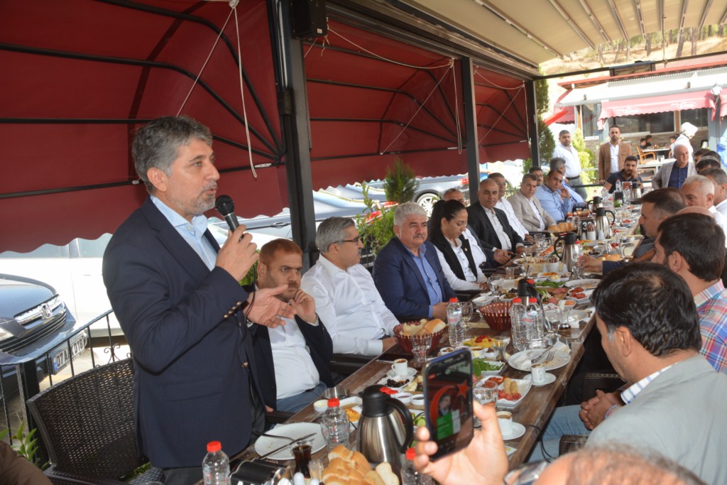 AK PARTİ KIRIKHAN’DA MUHTARLARLA BİR ARAYA GELDİ