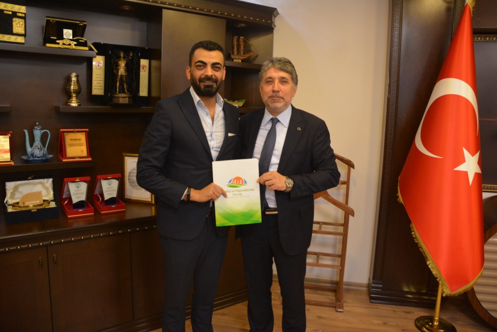 DİSLEKSİ VE HİPERAKTİVİTE DERNEĞİ HATAY TEMSİLCİSİ ERSEN KÖG, AYHAN YAVUZ’U ZİYARET ETTİ.