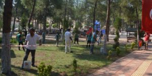 Kırıkhan’da Denetimli Serbestlik Yükümlüleri Yeşil Alanlarda Boyama Yapıyor