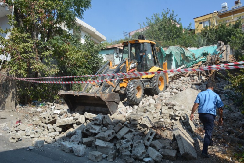 KIRIKHAN’DA METRUK BİNALAR YIKILIYOR