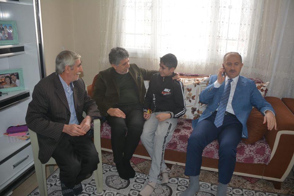 KARAMEHMETOĞLU VE YAVUZ KIRIKHAN’DAKİ AKRABALARINA SIĞINAN DEPREM MAĞDURU AİLEYİ ZİYARET ETTİ