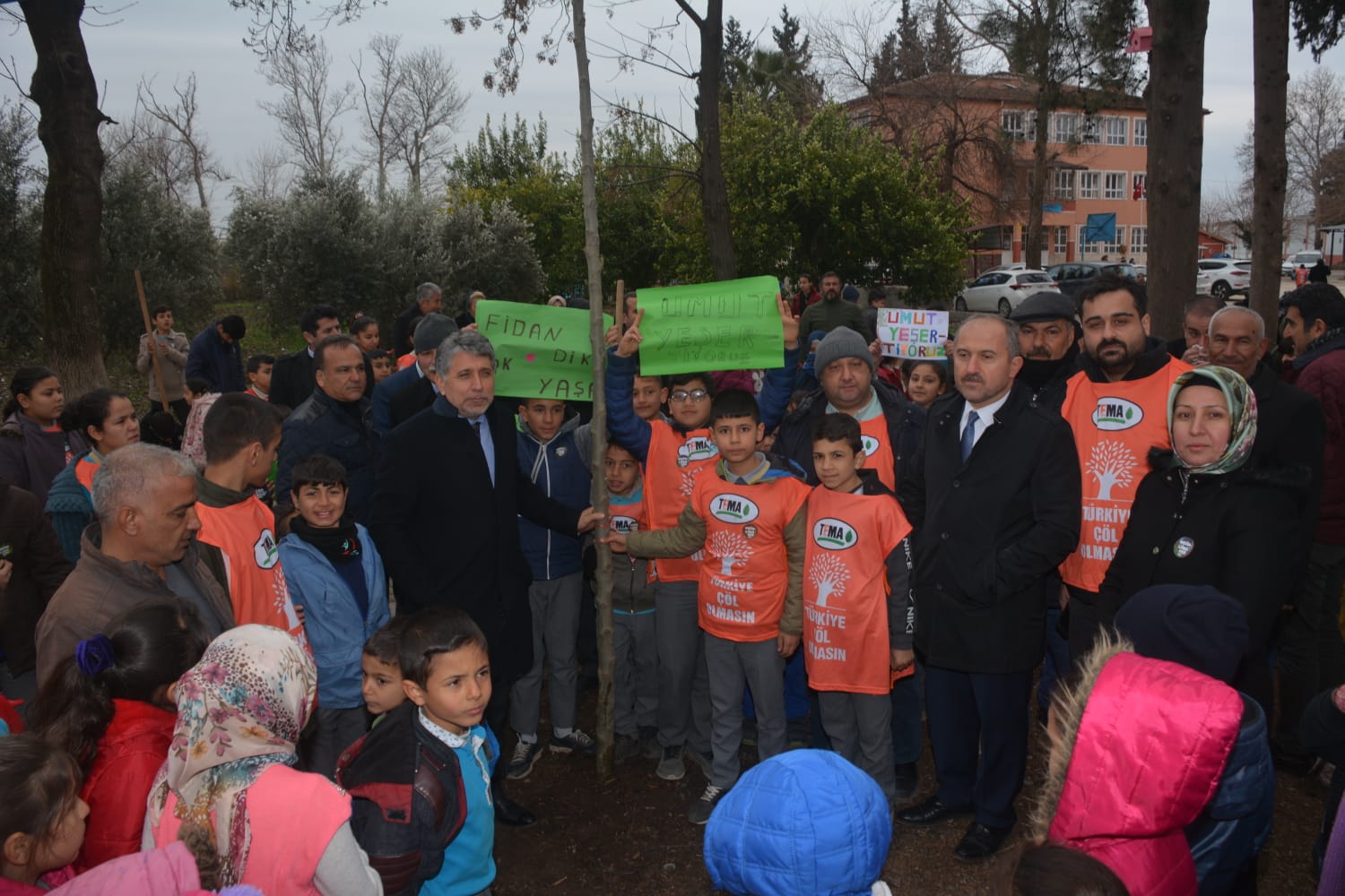 KAYMAKAM VE BELEDİYE BAŞKANI “GELECEĞE BİR FİDANDA SEN DİK” KAMPANYASINA KATILDI