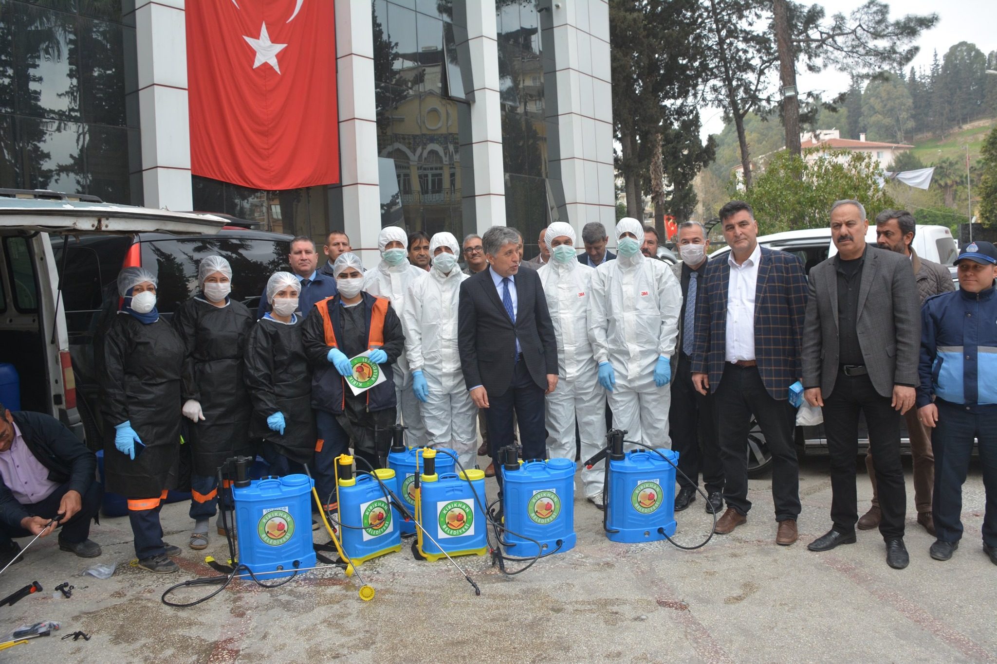 YAVUZ BÜTÜN BİRİMLERİ SEFERBER EDİP KIRIKHAN’DA KÖŞE BUCAK HERYERDE DEZENFEKTE VE İLAÇLAMA YAPTIRMAYA DEVAM EDİYOR.