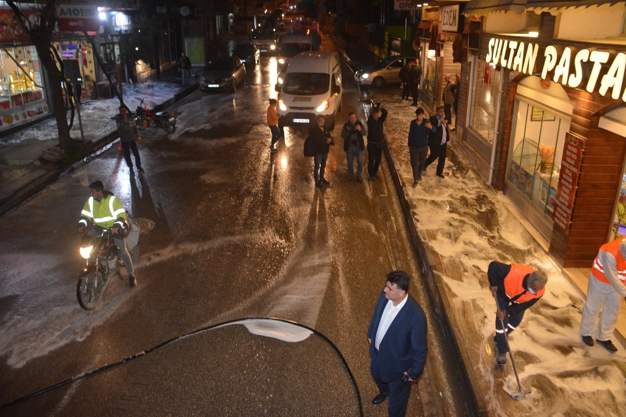 BAŞKAN YAVUZ KANATLI CADDESİNİ DETERJANLI SU İLE YIKATTI