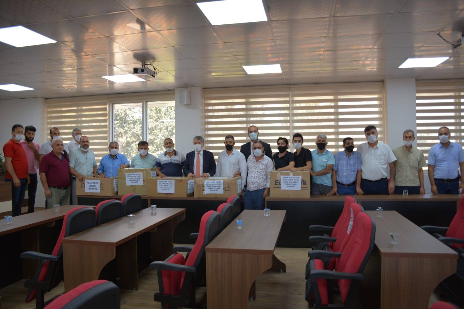 BAŞKAN YAVUZ PAZARCI GİYİM ESNAFLARI İLE TOPLANTIDA BİR ARAYA GELDİ