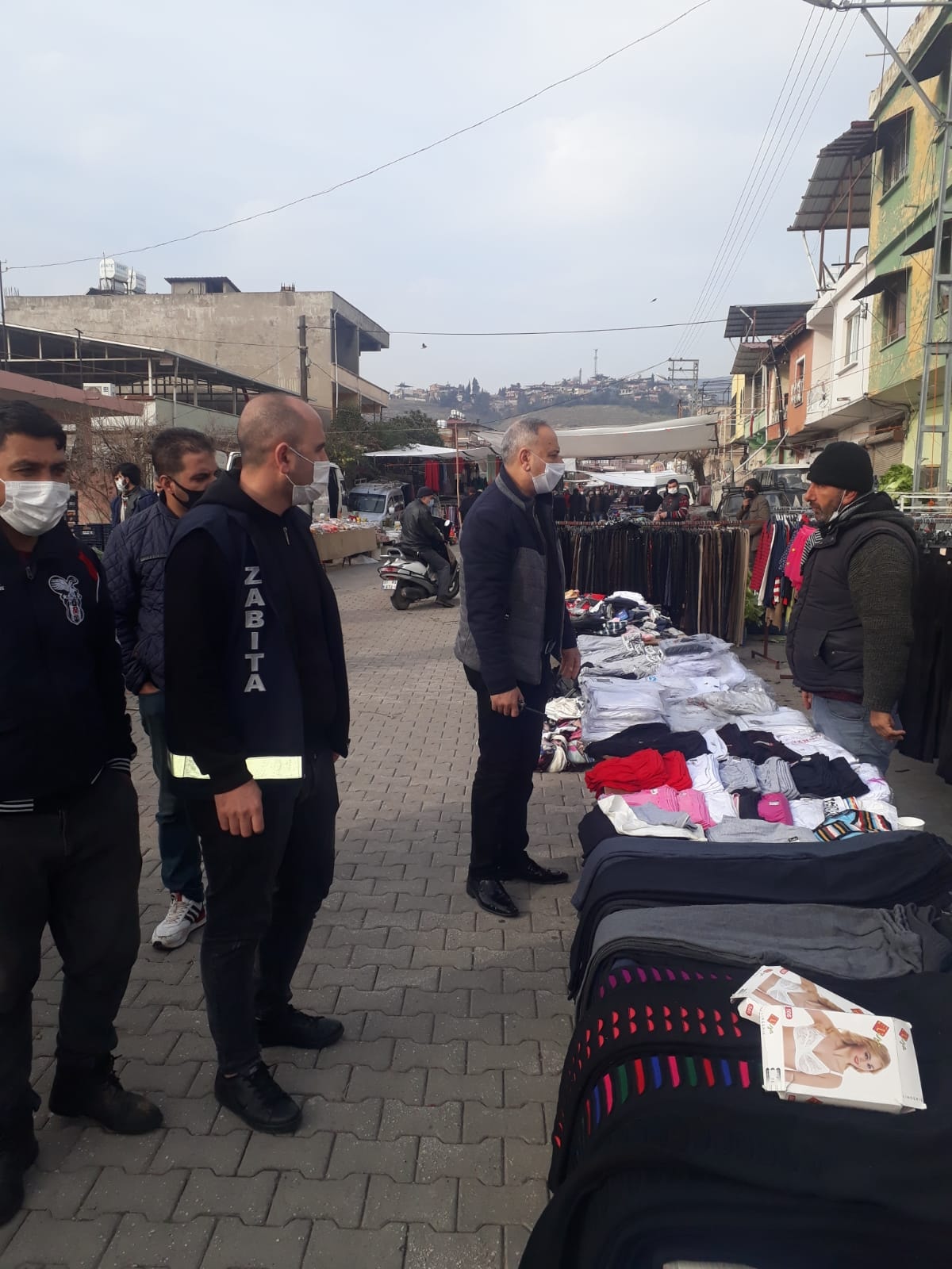KIRIKHAN ZABITASI SEMT PAZARLARINDA PANDEMİ DENETİMLERİ İLE GÖZ DOLDURUYOR