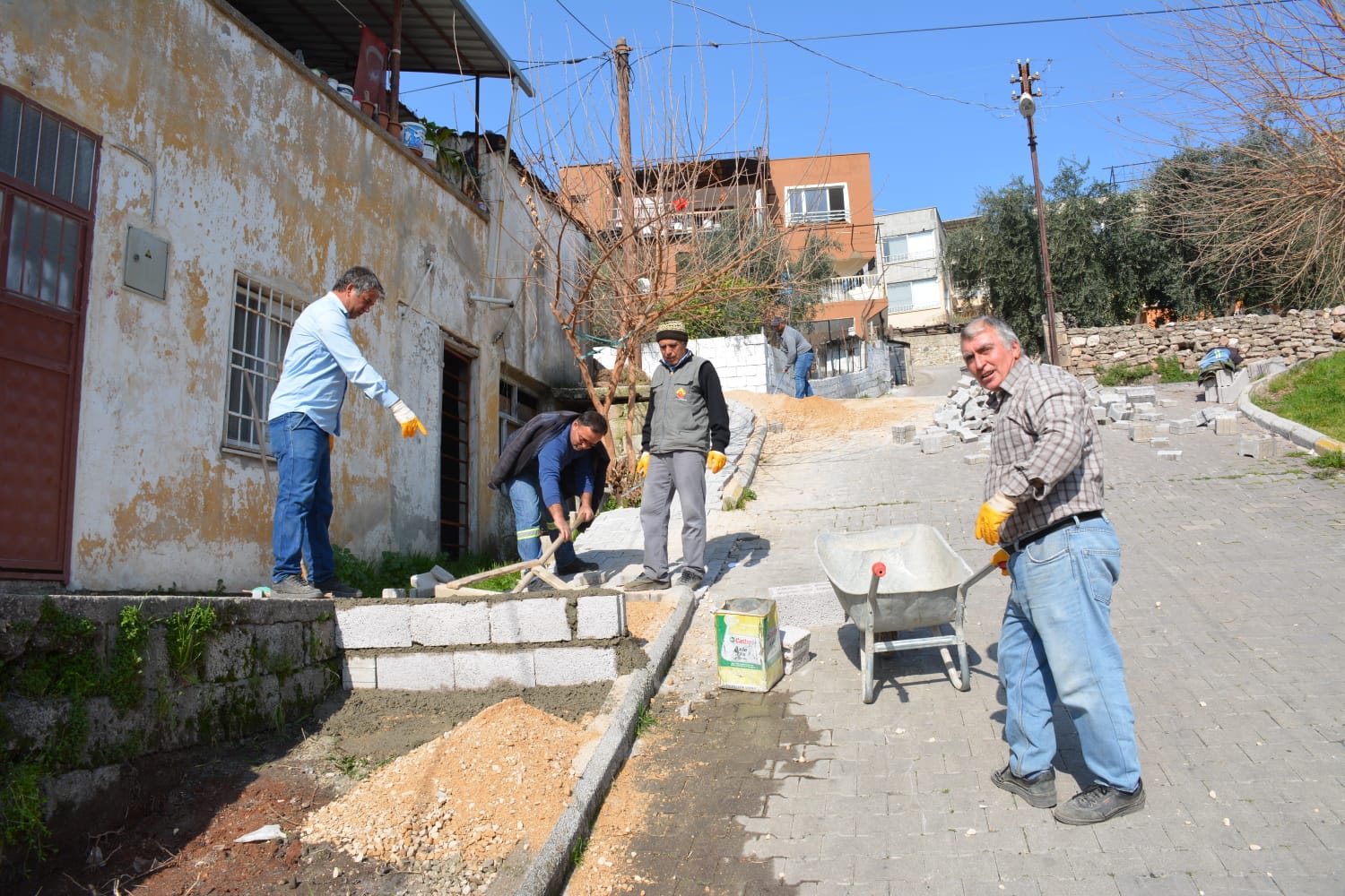 BAŞKAN YAVUZ YOL VE KALDIRIM YAPIM ÇALIŞMALARINA DEVAM EDİYOR
