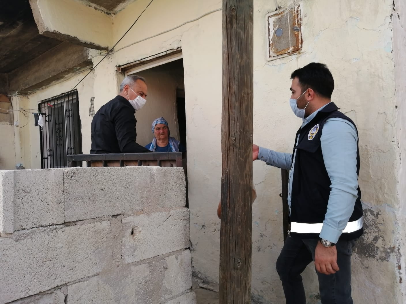 KIRIKHAN BELEDİYESİ ZABITA EKİPLERİ YAŞLILARA ÜCRETSİZ EKMEK DAĞITIMI YAPTI