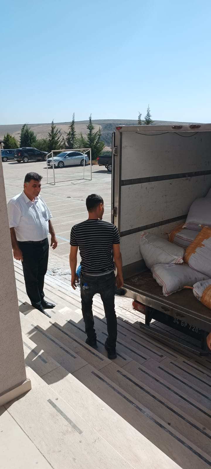 Kırıkhan’da Depremzede Öğrencilere Kıyafet Yardımı Yapıldı